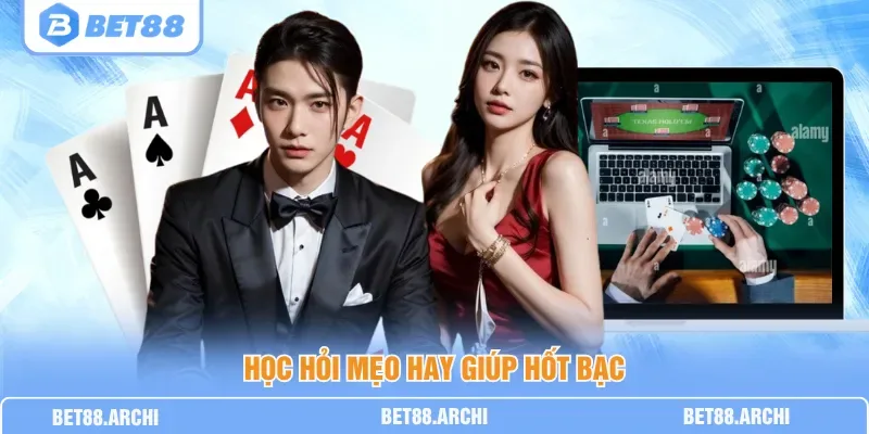 Người chơi suy nghĩ chiến thuật cược với tay bài mạnh